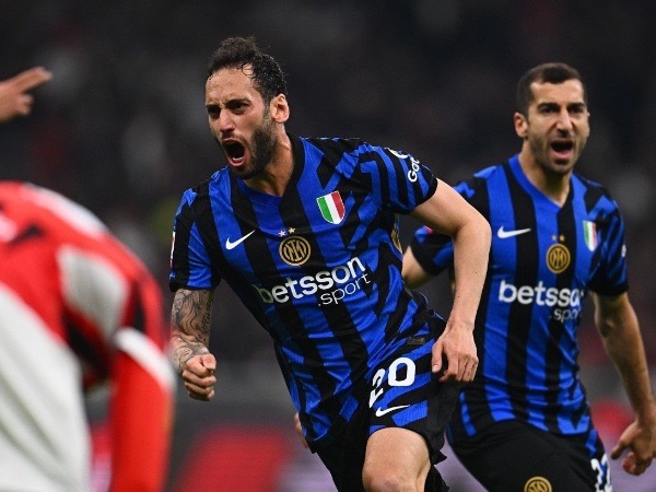 Inter thoát thua AC Milan nhờ siêu phẩm của Calhanoglu