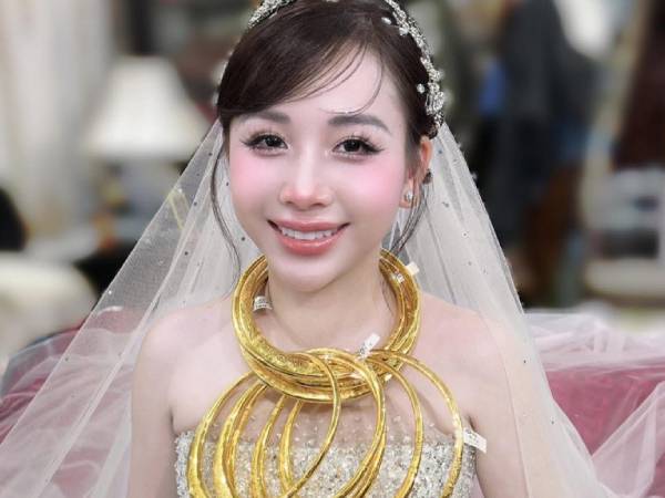 Cô dâu Thanh Hóa đeo vàng lồng vàng trong ngày cưới gây 'bão mạng'