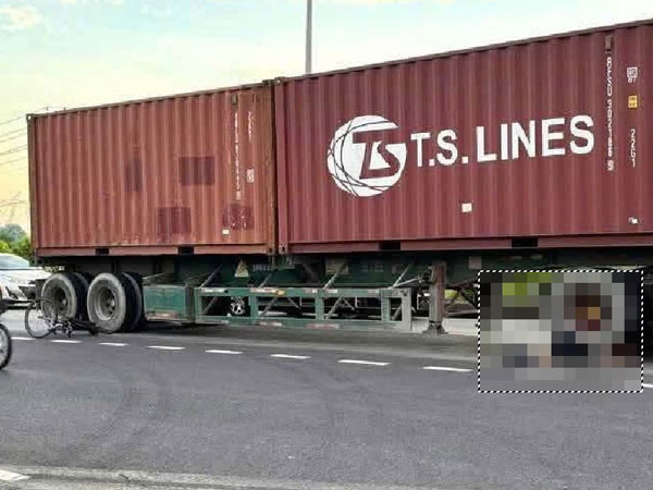 Đạp xe thể thao chạy vào làn ô tô, người phụ nữ bị xe container cán tử vong