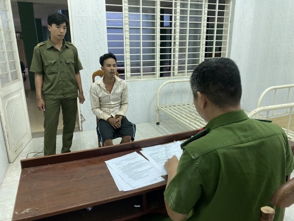Khởi tố đối tượng cầm dao, rựa ra đường la hét, chửi bới