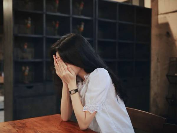 Lần đầu tiên đi khách sạn, bạn trai U40 hỏi một câu khiến cô gái điếng người