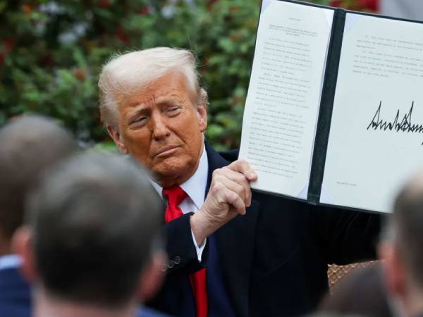 Ông Trump công bố mức thuế mới chấn động thế giới, điều gì chờ đợi phía trước?