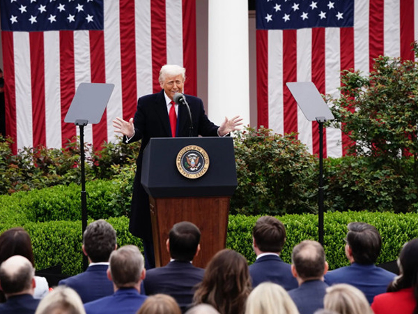 Tỷ lệ ủng hộ ông Trump sụt giảm, kinh tế Mỹ nguy cơ suy thoái vì đòn thuế mới
