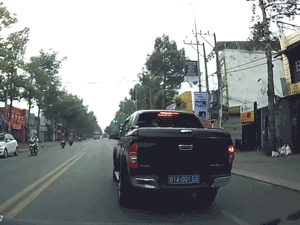 Bất ngờ lý do vượt đèn đỏ của tài xế ô tô biển xanh ở Bình Dương