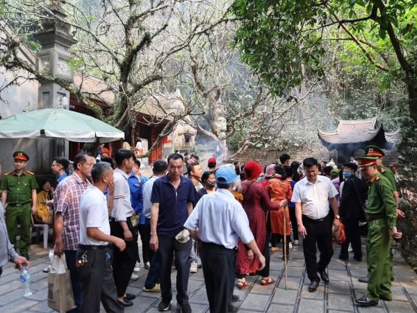 Tạm dừng hoạt động vui chơi, giải trí hội Đền Hùng trong 2 ngày Quốc tang