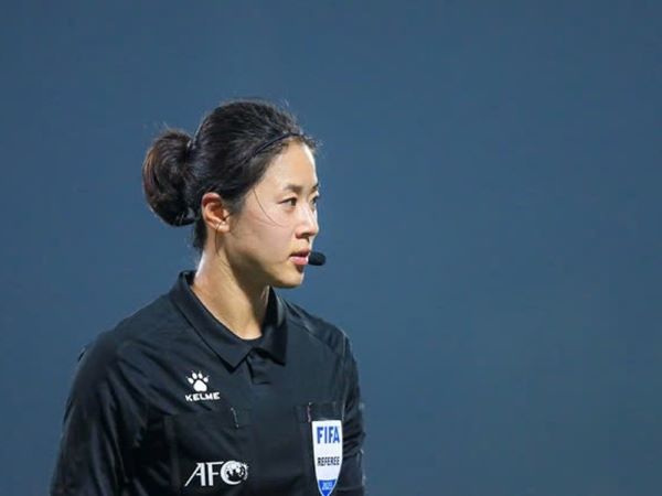 Nữ trọng tài Hàn Quốc cực xinh bắt trận U17 Việt Nam vs Australia