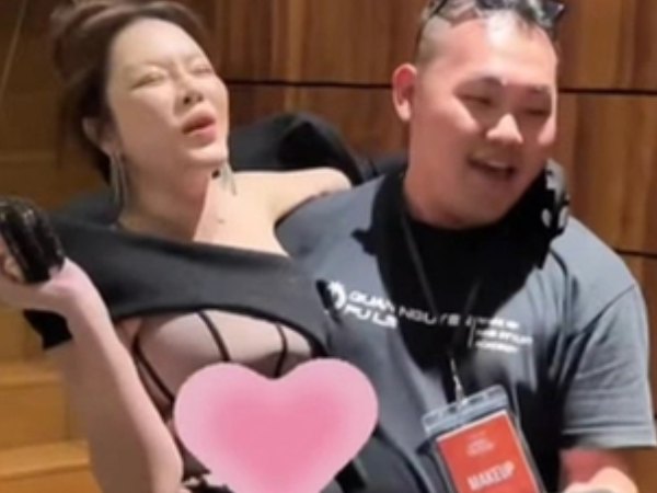 Lý Nhã Kỳ mang 20 tỷ trên người, phải có người bế mới vào được sự kiện