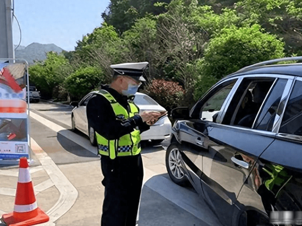 Người đàn ông bỏ hơn 1 tỷ đồng mua ô tô mới, vừa lái ra đường đã bị chặn lại, CSGT tuyên bố: Trừ điểm trên giấy phép lái xe và nộp phạt