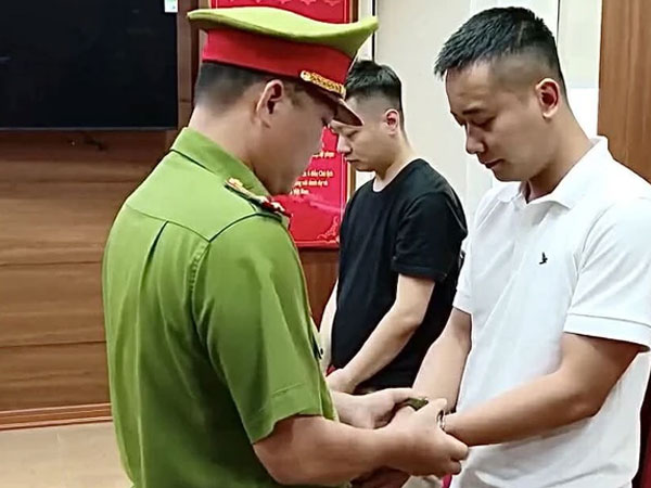 Bộ Công an tìm người mua kẹo Kera của Quang Linh Vlogs và Hằng Du Mục