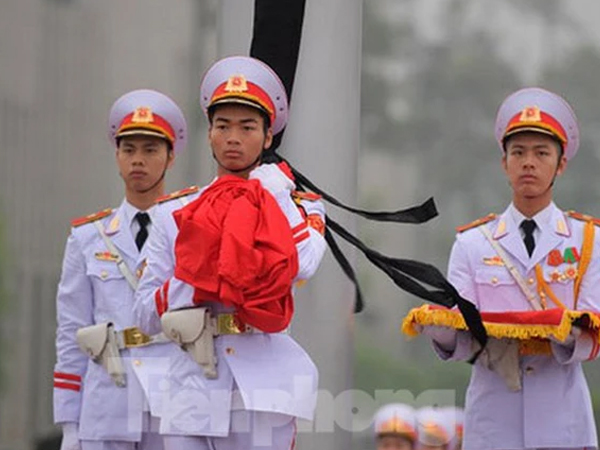 Treo cờ rủ Quốc tang đồng chí Khamtay Siphandone - Nguyên Chủ tịch nước CHDCND Lào