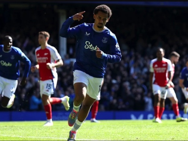 Arsenal bị Everton cầm chân, cạn dần hy vọng đua vô địch