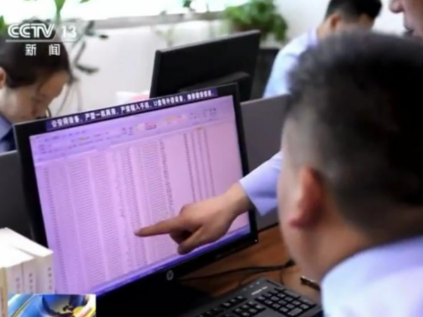 Biết người nhận là lừa đảo, người đàn ông vẫn giúp vợ chuyển khoản 1,4 tỷ đồng, cảnh sát tra hỏi thì tuyên bố: 'Tôi muốn cho vợ 1 bài học'