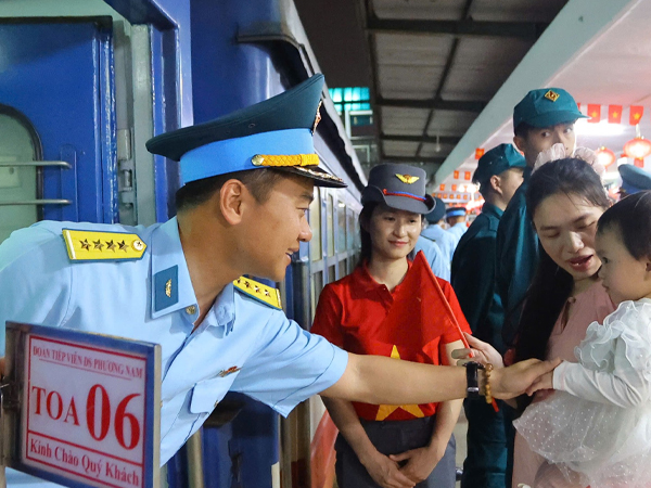 Hơn 1.000 bộ đội và dân quân tiếp tục vào miền Nam hợp luyện diễu binh