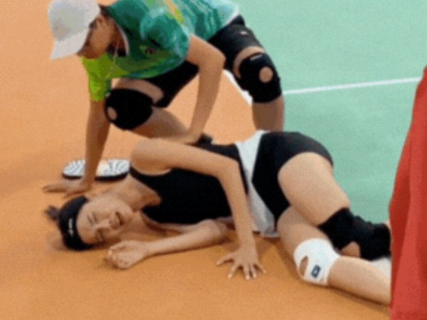Clip cận cảnh sao nữ Vbiz chấn thương gãy chân ngay giữa sân pickleball, dàn sao Việt hốt hoảng tột độ