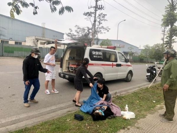 Mang thai nhưng không hay biết, người phụ nữ đẻ rơi trên đường đi xin việc