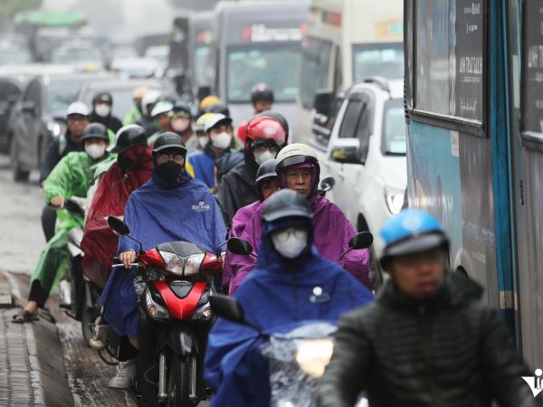 Người dân đội mưa, vượt ùn tắc ra cửa ngõ Hà Nội trong ngày đầu nghỉ lễ