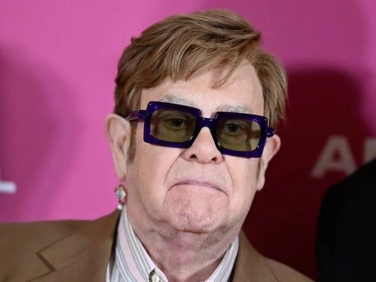 Elton John không thể nhìn thấy gì từ năm ngoái