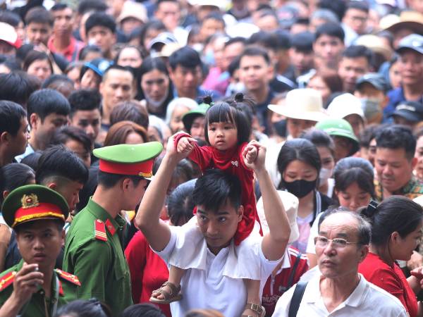 Hàng vạn người đổ về Đền Hùng trước ngày chính lễ
