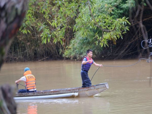 Phó chủ tịch xã tử vong do lật xuồng trên sông