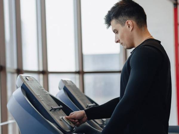Huấn luyện viên mê phú bà, đẩy cả gia đình vào vực thẳm