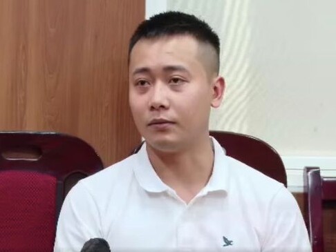 Mẹ Quang Linh Vlogs chỉ biết khóc, không nói nên lời
