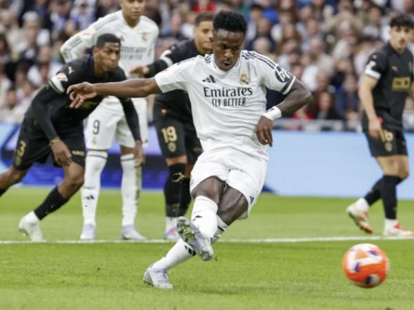 Real Madrid gục ngã tại Bernabeu, Barcelona bị đội bóng của Antony chia điểm