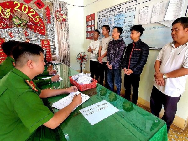 Tài xế, thợ cắt tóc lập sòng đánh bạc giữa hoa viên TP Buôn Ma Thuột