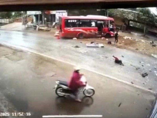 VIDEO: Nhiều người văng xuống đường khi xe khách va chạm kinh hoàng với xe đầu kéo