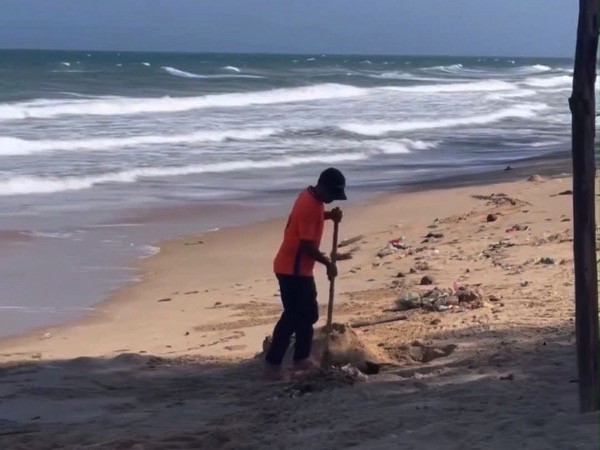 Clip 'nhân viên khu du lịch chôn rác trên bờ biển Mũi Né' khiến nhiều người sốc