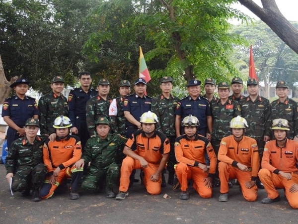 Đoàn Quân đội nhân dân Việt Nam tặng trang thiết bị, vật tư cứu hộ cho Myanmar
