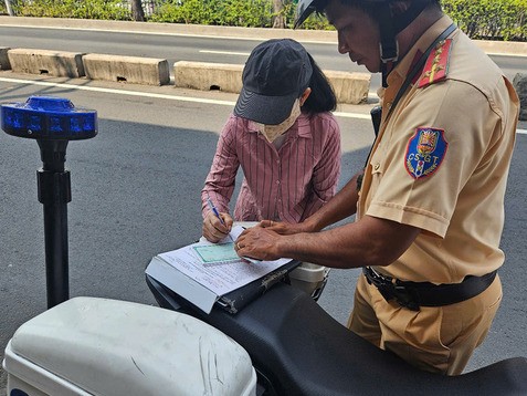 CSGT TPHCM phạt 5 người đi bộ theo Nghị định 168