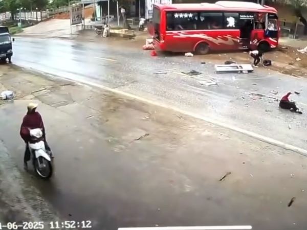 Xe khách tông ô tô tải làm 4 người văng ra ngoài: Tình trạng đăng kiểm các xe?