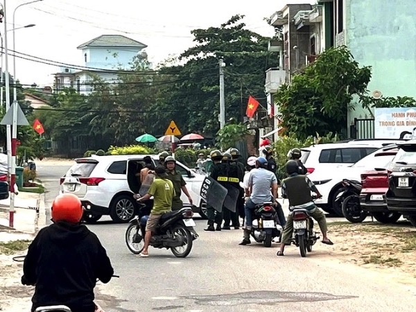 Người đàn ông cầm súng khống chế đôi nam nữ, cố thủ trong phòng trọ ở Bình Dương