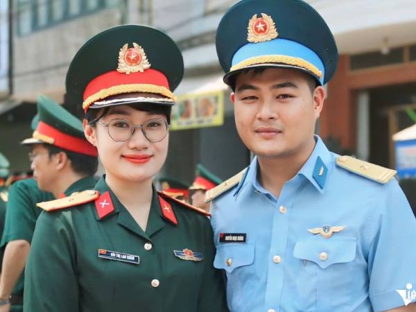 Khoảnh khắc hội ngộ xúc động của vợ chồng quân nhân sau 2 tháng luyện tập cho lễ 30/4