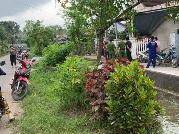 Đi chợ về, mẹ phát hiện con gái 2 tuổi tử vong dưới mương nước gần nhà