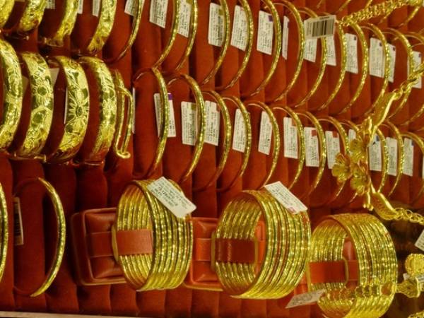 Giá vàng miếng SJC, vàng nhẫn rớt mạnh, có nên mua vào?