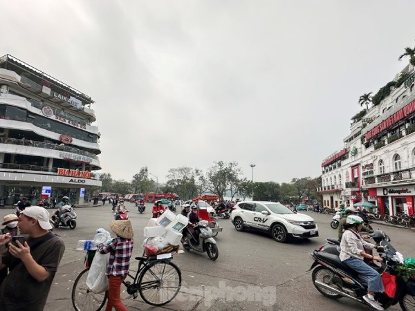 Nhiều phương tiện ô tô vẫn vi phạm 'lệnh cấm' tại khu vực Hàm cá mập
