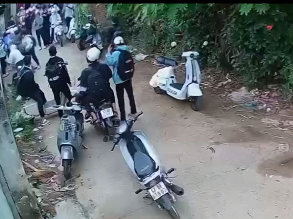 Nữ sinh lớp 10 bị bạn khác trường đánh túi bụi