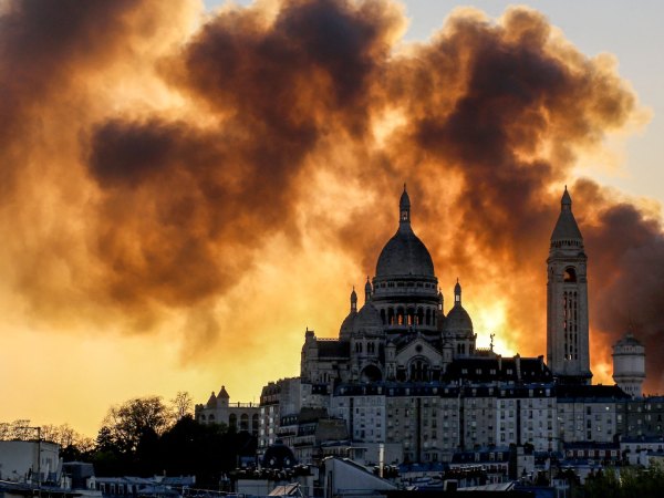Paris ngập trong khói đen vì hỏa hoạn thiêu rụi cả tòa nhà, 200 lính cứu hỏa được điều động khẩn