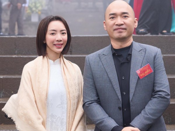'Tóm dính' Thu Trang bụng lùm lùm bên Tiến Luật, có 1 chiêu 'che dáng' cực đáng ngờ
