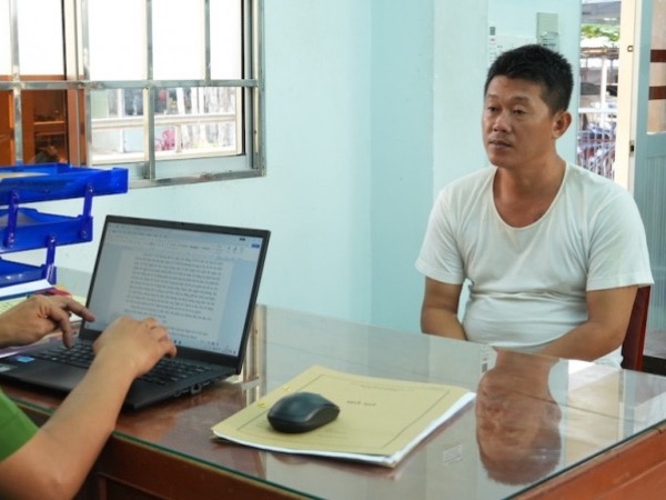 Cha dượng xâm hại tình dục bé gái 13 tuổi