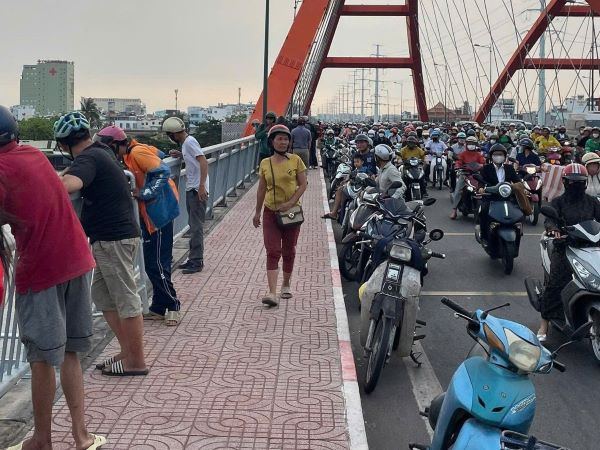 Thanh niên trèo qua lan can cầu Bình Lợi, nhảy xuống sông Sài Gòn