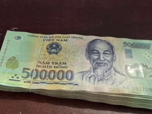 Tìm người đánh rơi cọc tiền mệnh giá 500.000 VND