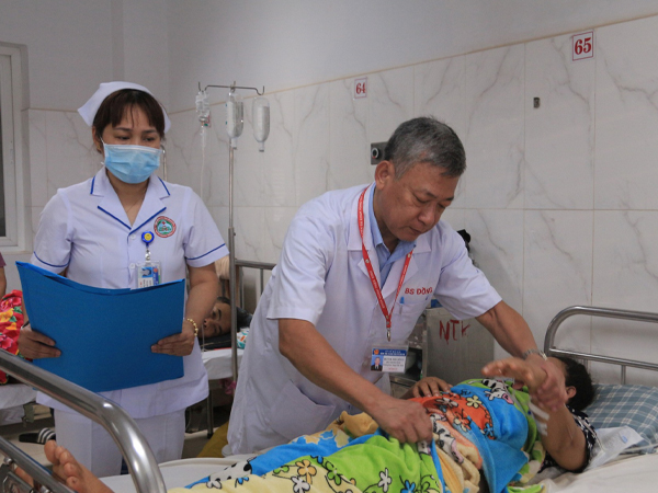 Hàng trăm người gãy tay chân, chấn thương sọ não do té ngã khi hái tiêu
