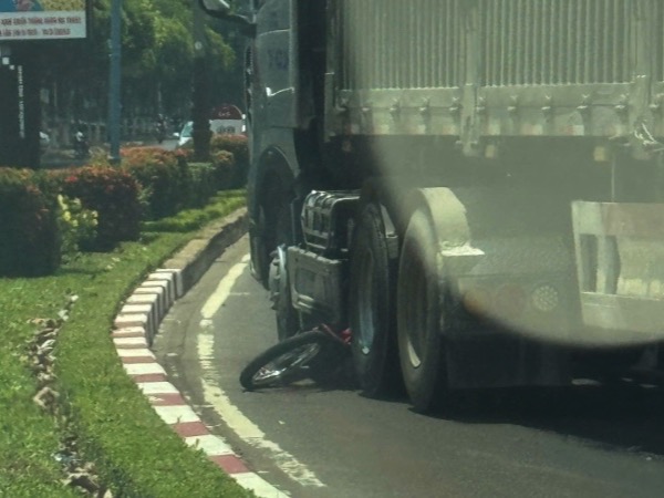 Chồng ôm thi thể vợ khóc ngất giữa đường
