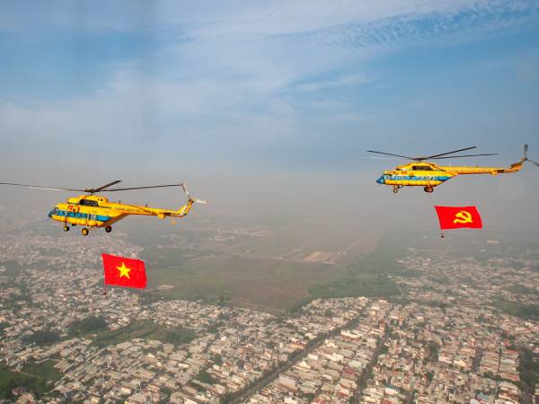 10 trực thăng kéo cờ tập luyện chào mừng 50 năm thống nhất đất nước