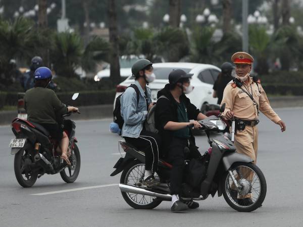 Dùng mánh khóe 'né' ùn tắc, người đi xe máy ở Hà Nội ngẩn người vì bị phạt 5 triệu