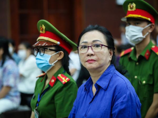 Tạm dừng phiên tòa Trương Mỹ Lan để làm rõ số tiền trong vụ án