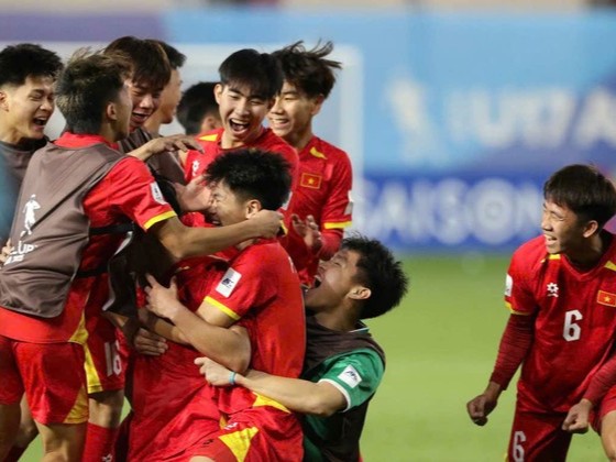 Thủ tướng động viên đội tuyển U17 Việt Nam trước trận 'chung kết' gặp U17 UAE