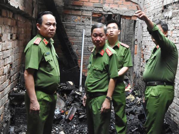 Thiếu tướng Huỳnh Thới An kiểm tra hiện trường vụ cháy nhà 4 người tử vong